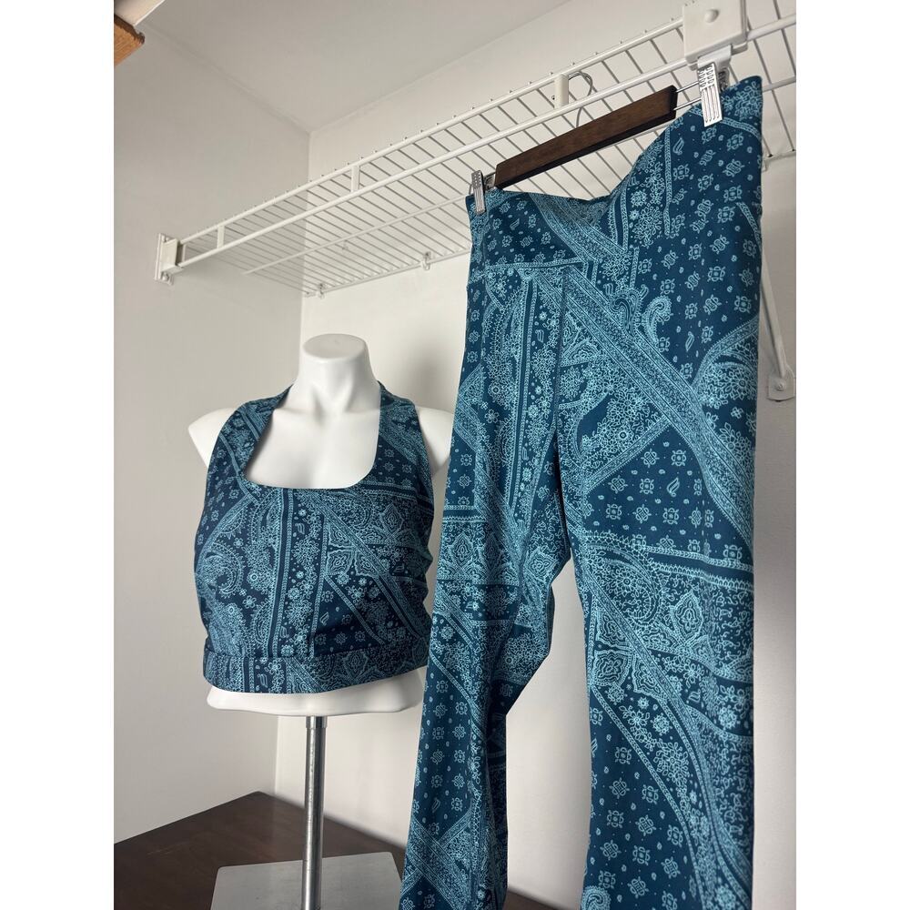 Fabletics Powerhold Blue Paisley Sports Bra and 7/8 Leggings Set size 3/4X NWOT - Picture 3 of 8